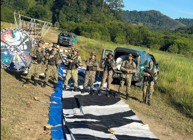 polícia frustra evento ilegal com balão de 50 metros e 2 mil pessoas no Rio de Janeiro